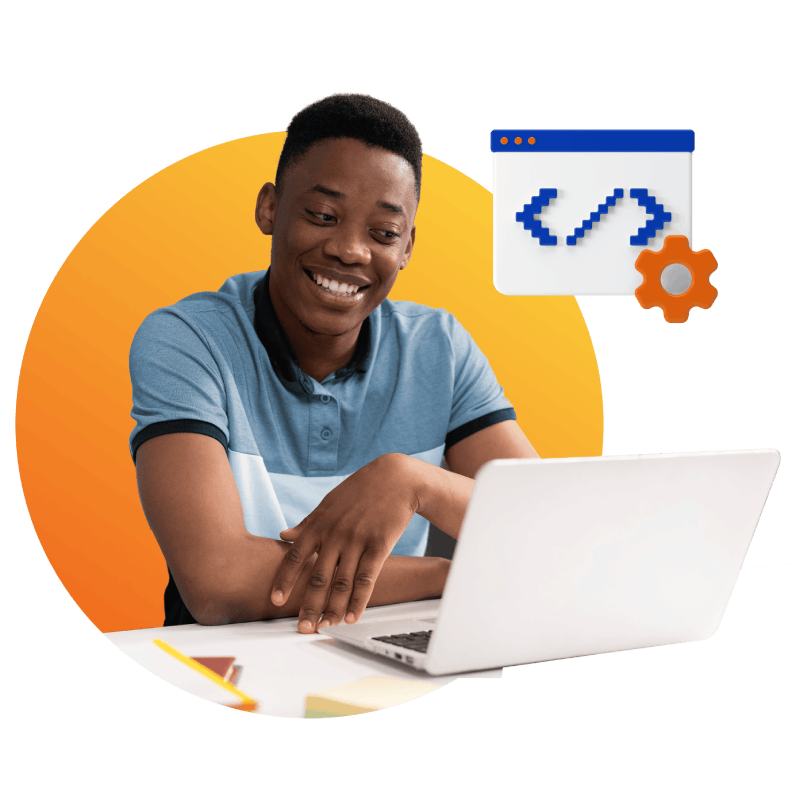 Un joven sentado en un escritorio, trabajando en una computadora portátil y una computadora, se concentró en sus tareas.
