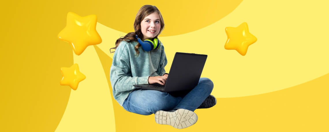 Una joven sonriendo mientras usa una computadora portátil, con auriculares alrededor del cuello. El fondo es de color amarillo brillante con dibujos de estrellas flotando, lo que transmite un tono alegre.