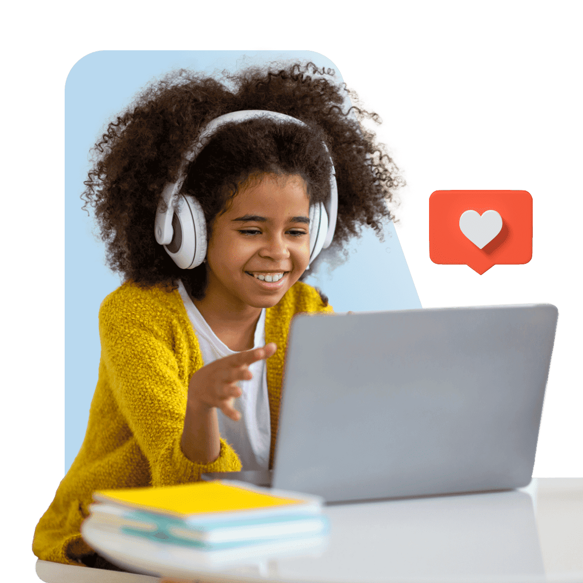Un niño pequeño con cabello rizado y auriculares sonríe a una computadora portátil, gesticulando de emoción. Un ícono digital del corazón flota cerca, con libros sobre la mesa.