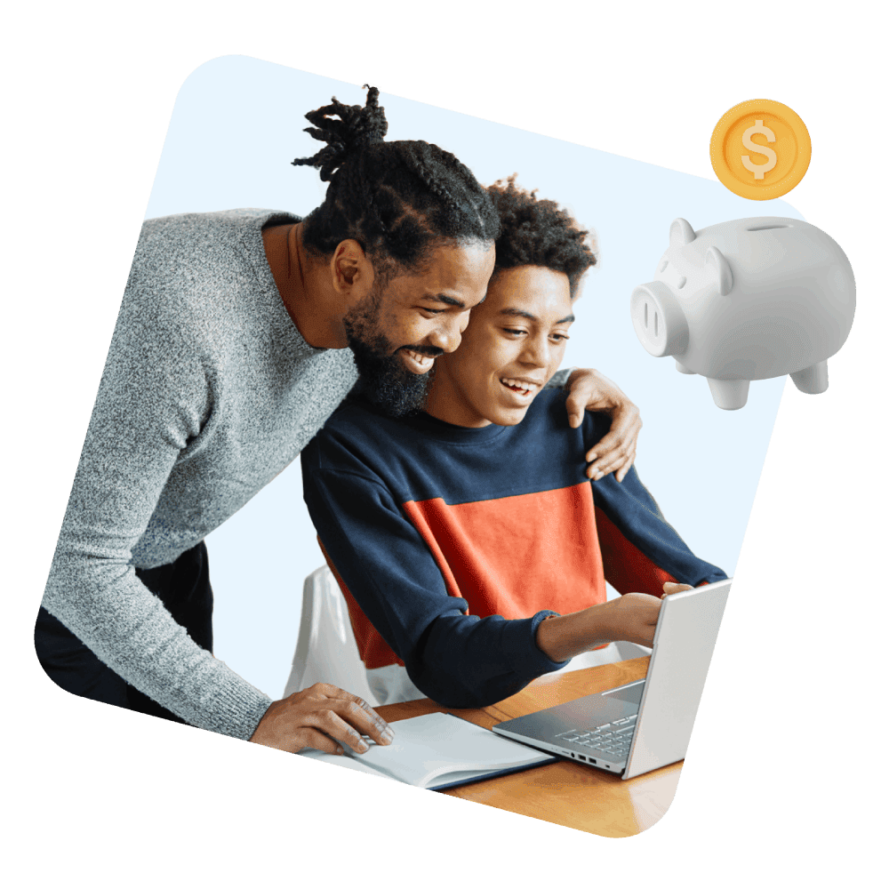 Padre e hijo sonriendo mientras usan una computadora portátil en una mesa. Una alcancía y un ícono de moneda de dólar flotan cerca, lo que sugiere aprendizaje financiero.