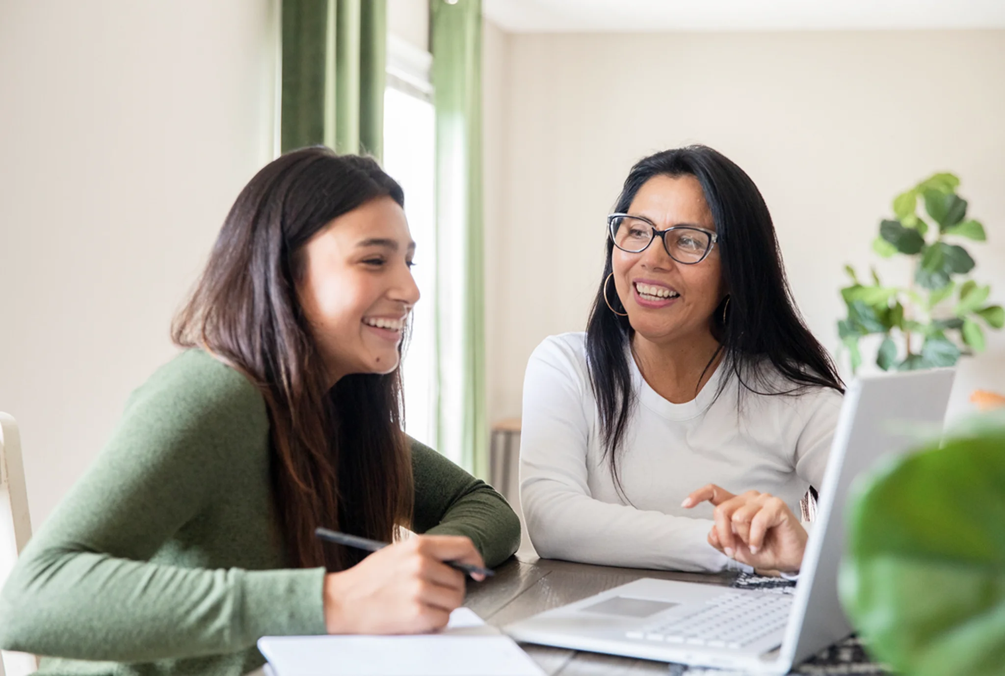 Cómo ayudar a su hijo a tener éxito en la escuela en línea: consejos esenciales para los padres 