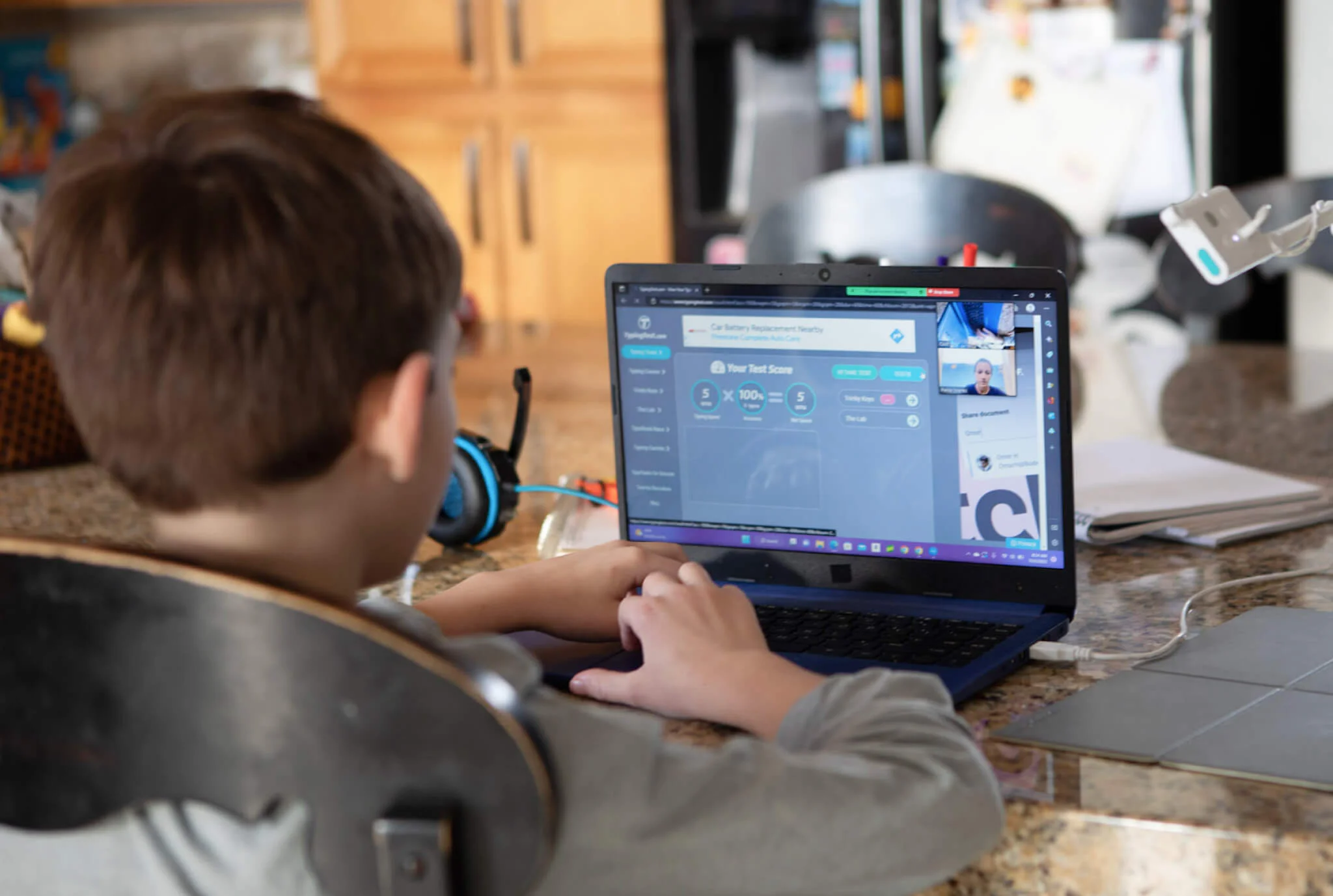 How Online Schools Track Student Progress (And How Parents Can Stay Involved)