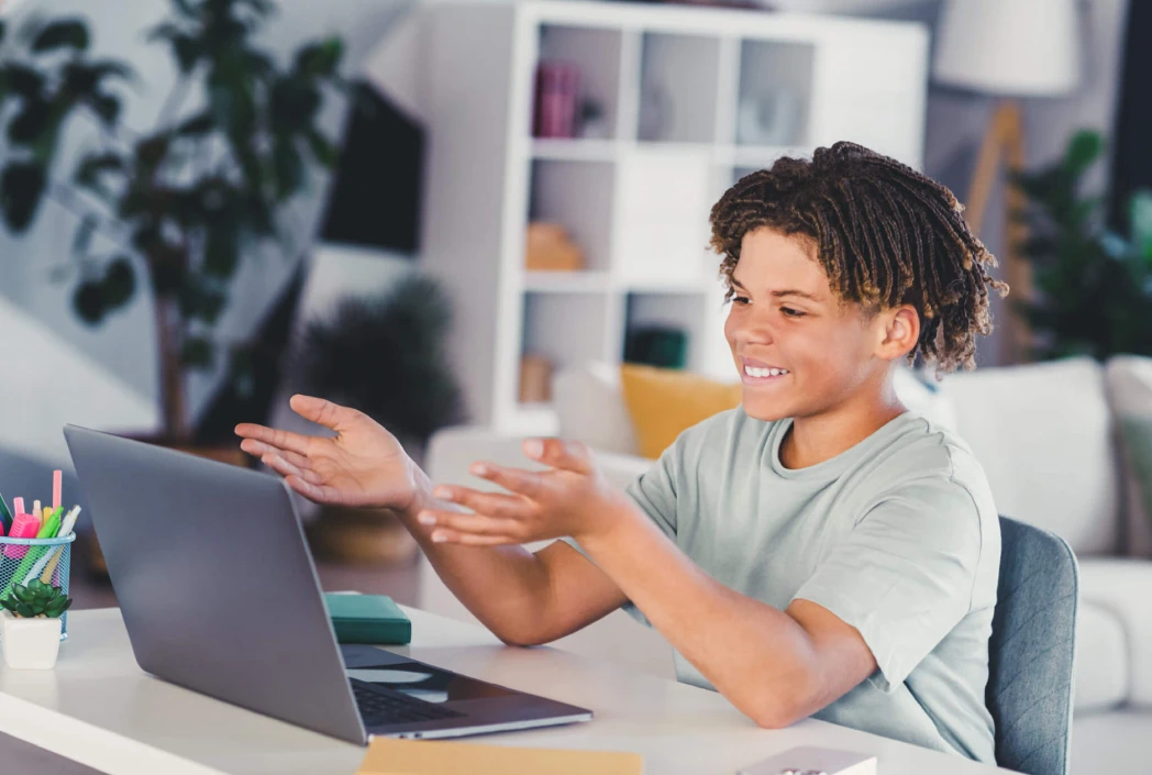 How can students with ADHD receive support and succeed in online school?