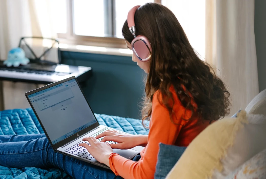 What is hybrid learning? A Complete Guide